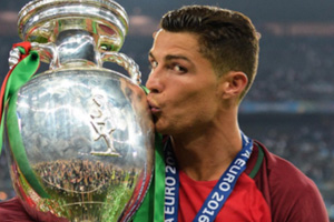 Ronaldo avec le Trophée de l'Euro 2016